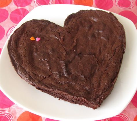 Fudgy Heart-Shaped Brownie {with a DIY disposable heart-shaped foil pan tutorial!} - The Lindsay Ann Cheesecake Layer Cake, Spiced Whipped Cream, Cheesecake Layer, Cocoa Brownies, Brownies Recipe Homemade, Valentines Baking, Velvet Cheesecake, Red Velvet Cheesecake, Romantic Meals