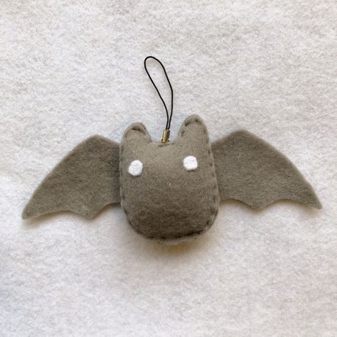 Felt Plushies Diy Easy, Small Plushies Diy, Goth Plushies Diy, Felt Bat Pattern, Goth Felt Crafts, Diy Felt Plush, Easy Plushies Diy, Felt Plushies Pattern, Emo Crafts