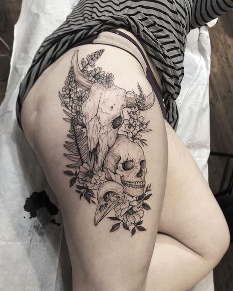 Blackwork skull and flowers tattoo Skull Thigh Tattoos, Cow Skull Tattoos, Thigh Piece Tattoos, Bull Skull Tattoos, Skull Tattoo Flowers, Animal Tattoos For Women, Tattoo Son, Cowgirl Tattoos, Cowboy Tattoos