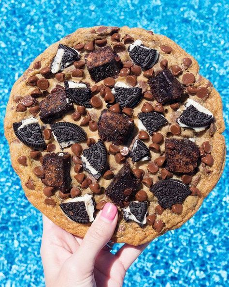 How to make GIANT COOKIES the size of your head!! So fun!! Giant Cookies, Baileys Cheesecake, Giant Chocolate Chip Cookie, Pastel Cupcakes, Giant Chocolate, Giant Cookie, Junk Food Snacks, Cookies Recipes Chocolate Chip, Brownie Recipes