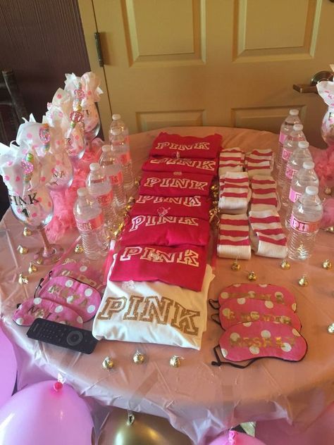 Pink "Sweet 18" theme 17 Doğum Günü, Hotel Birthday Parties, Birthday Sleepover Ideas, 15th Birthday Party Ideas, Slumber Party Birthday, Pyjamas Party, Sweet 16 Themes, 39th Birthday, Sleepover Birthday Parties