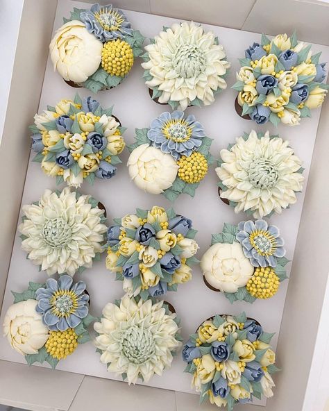 Cupcakes For Men, Frosting Colors, Diy Bouquet Wrap, Fancy Cupcakes, Buttercream Flower, Pretty Cupcakes, Cupcake Cake Designs, Floral Cupcakes, Cupcake Icing