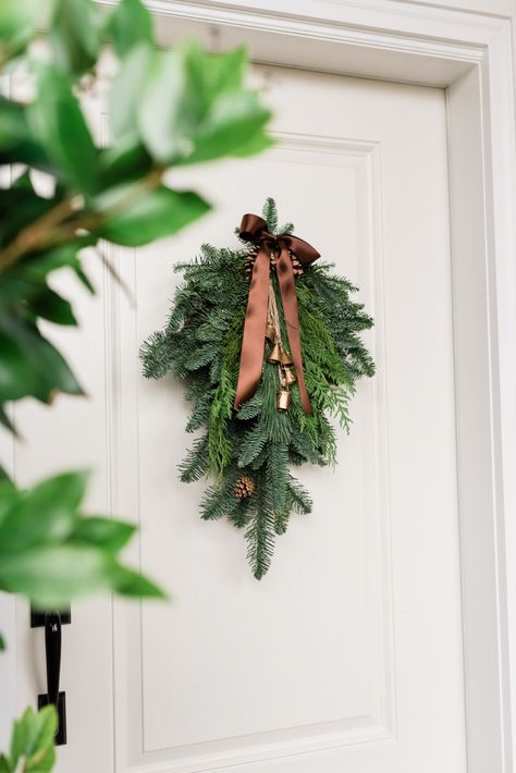 Holiday door swag Sliding Glass Door Christmas Decor, Ideas Decoracion Navidad, Christmas Entry, Fresh Garlands, Holiday Home Tour, Holiday Mantel, Christmas Props, Macrame Purse, Holiday Greenery