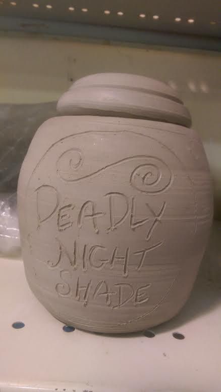 Tim Burton Clay Ideas, Nightmare Before Christmas Pottery, Creative Pinch Pot Ideas, Nightmare Before Christmas Ceramics, Coraline Ceramic Ideas, Nightmare Before Christmas Clay Ideas, Coraline Ceramics, Nightmare Before Christmas Clay, Clay Pinch Pot Ideas