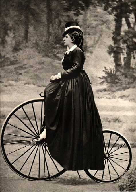 46 Interesting Photos of Women with Their Bicycles From the 19th Century ~ vintage everyday The Paradise Bbc, Victorian Era Aesthetic, Witchy Room, Witch Room Decor, Era Aesthetic, Victorian Life, Witch Room, Victorian Aesthetic, Victorian London