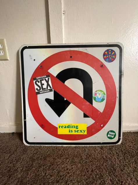 Traffic Sign Decor, Street Sign Room Aesthetic, Traffic Cone In Bedroom, Grunge Room Accessories, Traffic Signs In Room, Grunge Door Decor, Road Sign Room Decor, Road Signs Bedroom Aesthetic, Street Signs In Bedroom