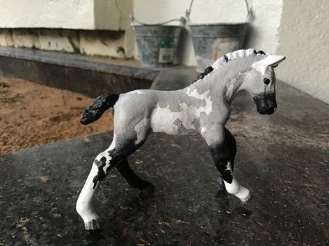 Schleich Horse Repaints, Shliech Horses, Horse Stalls Diy, Diy Horse Toys, Mini Horse Tack, Animal Figurine Toys, Diy Horse Barn, Schleich Horses, Bryer Horses