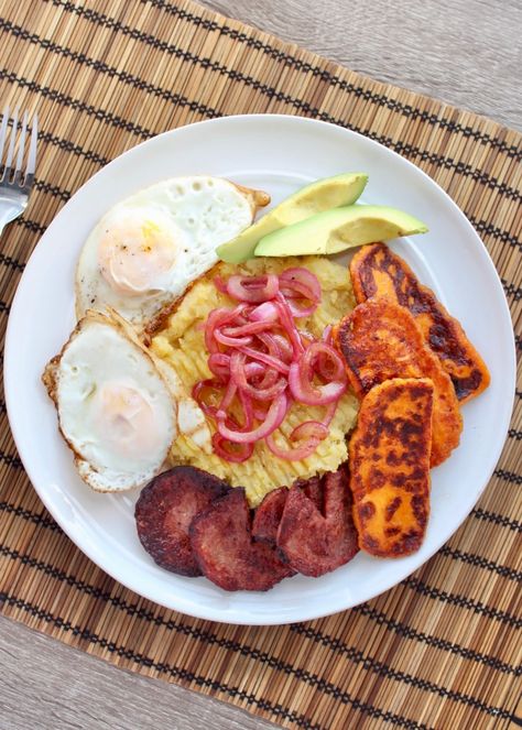 Mangu con los Tres Golpes (Dominican Breakfast) - break thru kitchen Dominican Breakfast, Dominican Republic Food, Mashed Plantains, Recetas Puertorriqueñas, Office Board, Dominican Food, Puerto Rican Recipes, Cheese Fries, Interesting Food