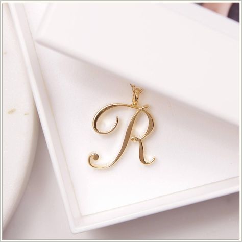 This year, show your mom how much you appreciate her by giving her the best mother's day jewelry gifts available! From necklaces to earrings, we've got something for every mom. Alphabet Necklace Initials, Cursive R, Letter Necklace Gold, Wedding Minimalist, Alphabet Necklace, Gold Letter Necklace, Initial Gifts, Necklace Initial, English Alphabet