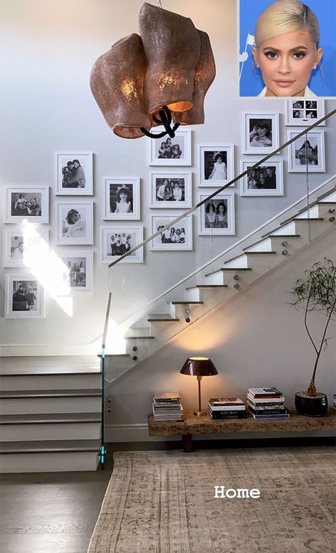 Foto Scale, Christina Anstead, Kylie Jenner House, تحت الدرج, Kardashian Home, Jenner House, Stair Wall, Photo Deco, Jenner Family