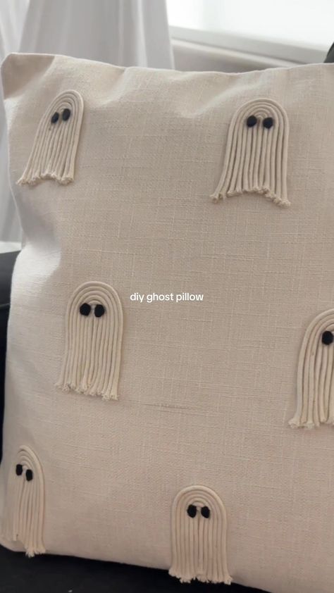 Seasonal Pillow Covers, Macrame Ghost Pillow, Fall Diy Crafts Decoration, Halloween Pillow Diy, Diy Fall Pillow Covers, Diy Pumpkin Pillow, Cute Ghost Decor, Halloween And Fall Decorations Together, Diy Ghost Pillow