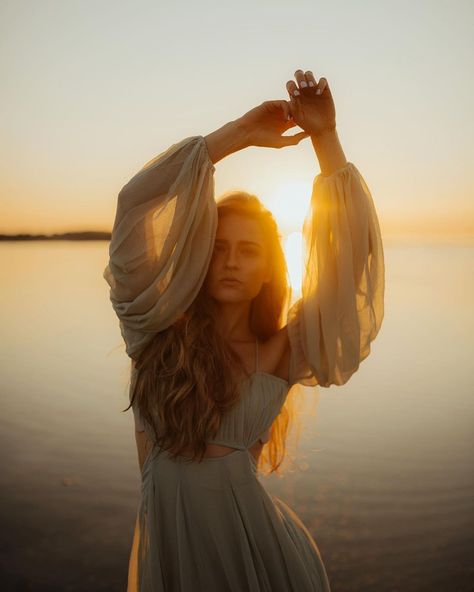 Golden hour 🧡 #juliawidderfotografie #nikon #portrait #portraitphotography #portraitsmadeingermany #sigma #availblelight #model #shooting … | Instagram Female Empowerment Photoshoot, Moody Beach Photoshoot, Sunset Photoshoot Ideas, Goddess Photoshoot, Lake Portrait, Spiritual Photos, Lake Photoshoot, Beach Photo Session, Golden Hour Photography