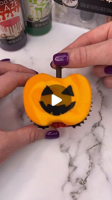 Wilton Cake Decorating on Instagram: "A jack o'lantern pumpkin cupcake baking hack just in time for spooky season!🎃🧁

Piping Tips Used:
🎃 32 Pumpkin shaping for baking
🎃 2A Pumpkin Orange
🎃 352 Green pumpkin leaves
🎃 4 pumpkin vines

Pro Tips:
🎃 Use the flip and freeze method to get a flat top on your pumpkin: Flip cupcake upside down and gently press onto waxed paper; place in the freezer for 15-30 minutes. Peel off waxed paper and smooth out orange frosting with an offset spatula.
🎃 Create a template: Cut jack o'lantern shapes out of a small square of parchment paper and frost over with chocolate or black-tinted buttercream to make the face
🎃 Use a Candy Melts-covered pretzel or a Pocky Stick to make the pumpkin stem

#WiltonCakes #CupcakeDecorating #CupcakesOfInstagram #BakingH Jack O Lantern Cupcakes, Baking Hack, Offset Spatula, Pocky Sticks, Pumpkin Cupcake, Pumpkin Vine, Waxed Paper, Orange Frosting, How To Make Frosting