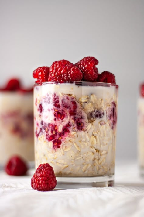 Raspberry Overnight Oats, Best Overnight Oats Recipe, Oat Recipes Healthy, Overnight Oats Recipe Healthy, Overnight Oatmeal, Fresh Raspberries, Homemade Breakfast, Overnight Oats Recipe, Delicious Breakfast Recipes