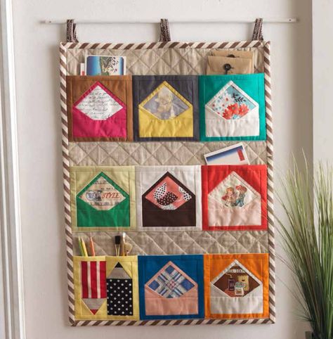 patchwork please Pink Penguin, Hanging Quilts, You've Got Mail, Costura Diy, Wall Quilts, Quilted Wall Hangings, Fabric Baskets, Mini Quilts, Quilt Block Patterns