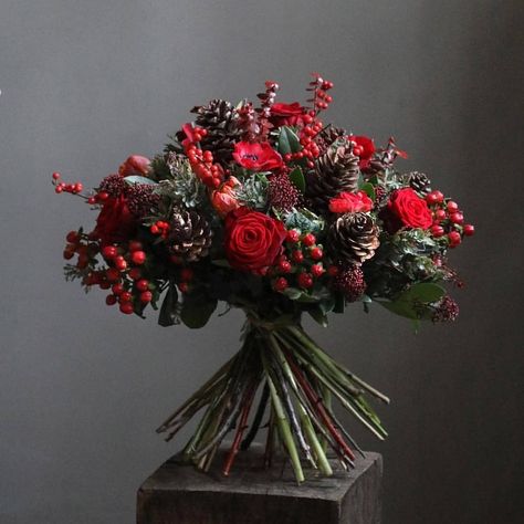 #FlorAmazing by @mcqueensflowers #masterflorist #loveforthegame #floristeria #floristik #flowershop #passion #great #redroses #christmas… Holiday Floral Arrangements, Simple Holiday Decor, Luxury Flower Bouquets, Winter Wedding Bouquet, Christmas Bouquet, Edith Piaf, Christmas Flower Arrangements, Winter Bouquet, Winter Wedding Flowers