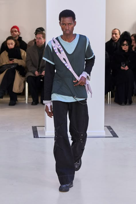 Kiko Kostadinov - Fall 2024 Menswear https://www.vogue.com/fashion-shows/fall-2024-menswear/kiko-kostadinov/slideshow/collection#21 2024 Menswear, Cat Work, Kiko Kostadinov, Work Uniform, Soft Tailoring, Menswear Runway, Menswear Fashion Show, Black Denim Jacket, Menswear Fashion