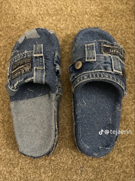 Denim Crocs, Aesthetic Slides, Upcycle Shoes, Denim Slides, Boots Diy, Oversize Outfit, Crocs Fashion, Crocs Boots, Fashion Tiktok