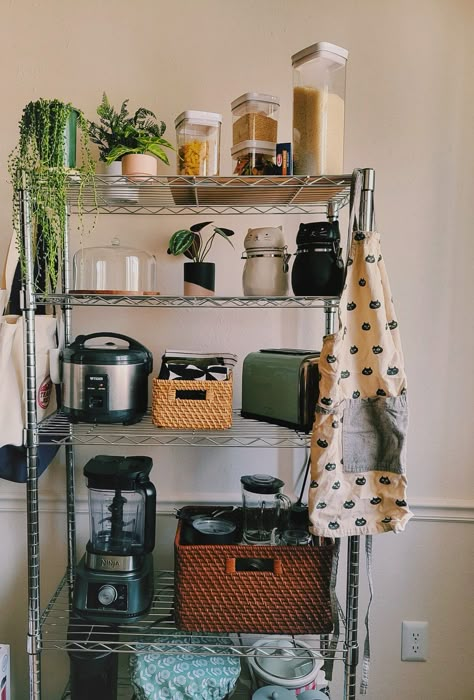 Small Apartment Kitchen Storage Ideas Minimalist, Asian Kitchen Aesthetic, Dorm Kitchen Storage, Japanese Apartment Organization, Wire Rack Kitchen, Studio Apartment Organization Ideas, Nyc Apartment Storage, Kitchen Rack Ideas, Organized Clutter Aesthetic