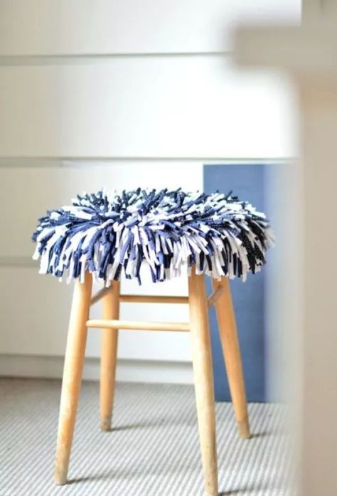 Solmi trikookuteesta näyttävä jakkaran päällinen – katso ohje! - Kotiliesi.fi Stool Covers, Latch Hook Rugs, Old T Shirts, Rug Hooking, Fun Projects, Sake, Diy And Crafts, Macrame, Projects To Try