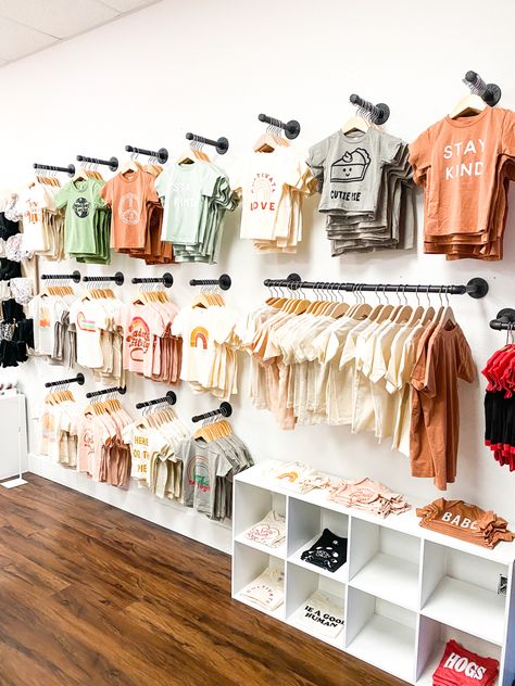 Clothing Store Set Up, Kids Botique Interiors Ideas, Baby Boutique Display Store Interiors, Mini Clothing Store, Kid Boutique Ideas, Babyshop Idea, Baby Shopping Aesthetic, Baby Shop Design Interiors, Mr Diy Store Aesthetic