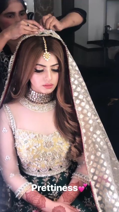 Beautiful Mehndi Bride by Sadaf Farhan Engement Makeup Look Indian, Walima Bridal Hairstyle, Mehndi Bride Hairstyles, Pakistani Reception Bride, Nikkah Hairstyles Brides, Mehndi Beautiful, Valima Bride, Pakistani Bridal Hairstyles, Mehndi Bride