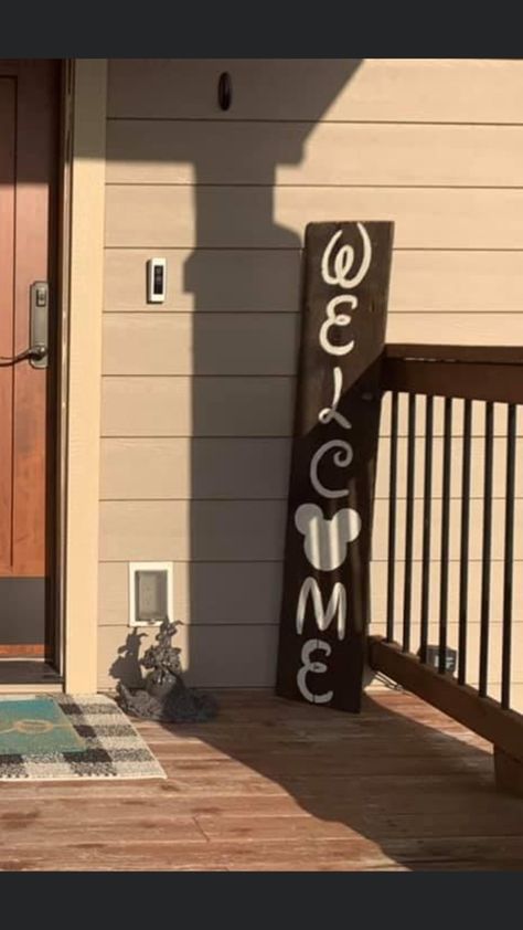 Mickey Welcome Sign, Disney Welcome Sign, Front Porch Landscaping Ideas, Expanding Business, Diy Welcome Sign, Disney House Ideas, Disney Decorations, Mickey Mouse Crafts, Disney Themed Classroom