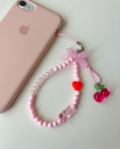 쏭쏭슈퍼 on Instagram: "🫧쏭쏭슈퍼🫧 젤리곰 체리 핸드폰 스트랩🍒 구매하기 프로필링크🐻" Cute Phone Strap, Stone Bead Jewelry, Kawaii Phone Case, Strap Phone, Handmade Jewelry Tutorials, Phone Strap, Diy Keychain, Beaded Accessories, Beaded Rings