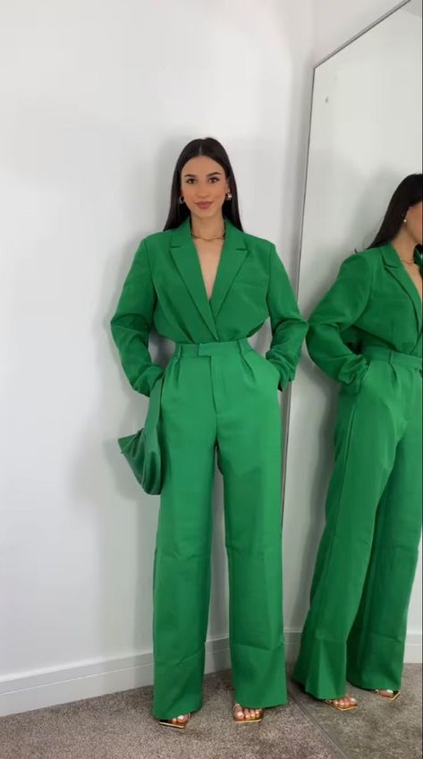 Emerald Green Monochromatic Outfit, Monochromatic Outfit Winter, Green Monochromatic Outfit, All Green Outfit, Suits Green, Heineken Experience, Art Mignon, Monochromatic Outfit, Business Casual Outfits For Work