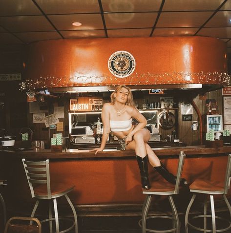 Jukebox Photoshoot, Bar Portrait Photography, Saloon Photoshoot Ideas, Pizza Shop Photoshoot, Dive Bar Photography, Photoshoot In Bar, Western Bar Photoshoot, Bartending Photoshoot, Dive Bar Photoshoot