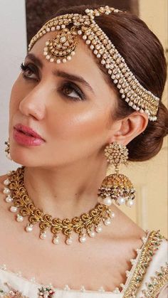 Shadi Makeup, Mf Hussain, Pakistan Bride, Mehndi Hairstyles, Jumma Mubarik, Pakistani Bridal Makeup, Matha Patti, Bridal Bun, Bride Jewelry Set