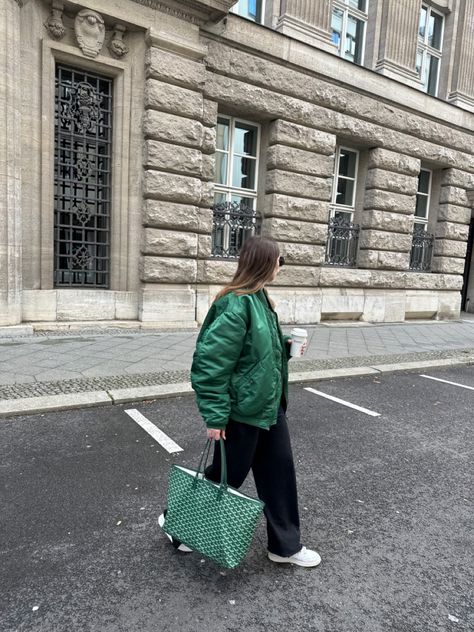 Yellow Fall Outfits, Spring Outfits Capsule Wardrobe, Goyard Tote Aesthetic, Goyard Bag Outfit, Spring Outfits Capsule, Goyard Aesthetic, Green Goyard Tote, Blue Goyard Tote, Green Goyard