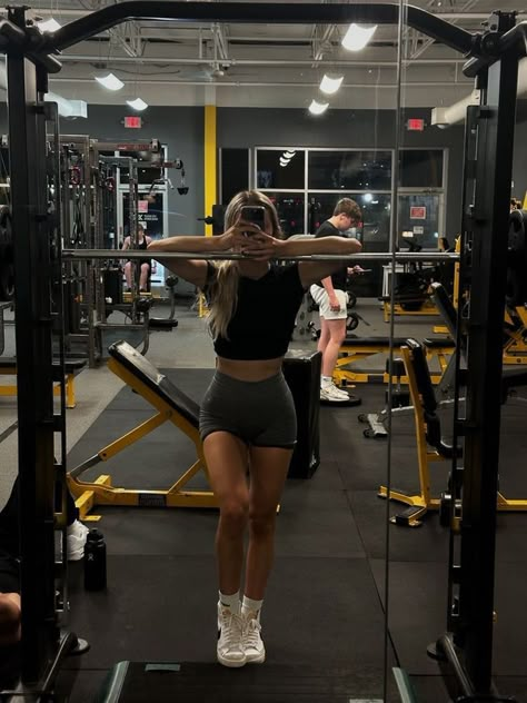 Model Gym Aesthetic, Sportgirls Aesthetic, Cute Workout Pics, Gym Aesthetic Glutes, Gym At Night Aesthetic, Gym Girl Posing Ideas, Blonde Gym Girl Aesthetic, Gym Girl Aesthetic Instagram, Workout Vision Board Pictures