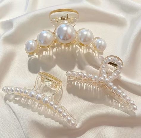 emza on Instagram: “there’s probably a common theme in all of our pieces which is pearls! i love pearls and i think they can be so elegant yet so simple 🤍” Pearl Claw Clip, Elegant Bun, Pearl Hair Clip, Normal Hair, Claw Clips, Pearl Hair, Hair Game, Vintage Elegant, Vintage Pearls