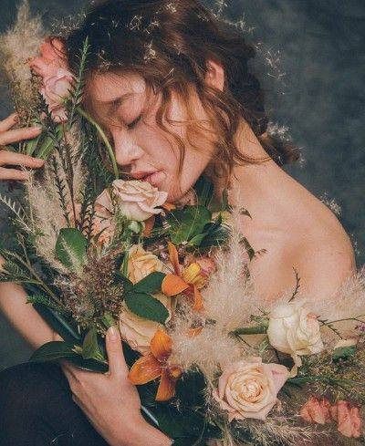 Photo Holding Flowers, Foto Poses, Trik Fotografi, 인물 사진, Photo Reference, Photography Inspo, Art Reference Photos, Drawing People, Flowers Photography