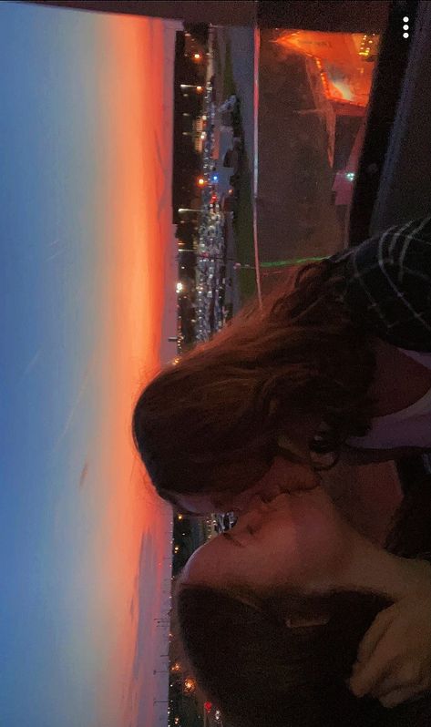 fair date, lesbian, cute date ideas, wlw, sunset, texas sunset, ferriswheel :) Wlw Valentines Day, Lesbian Date Ideas, Wlw Date, Wlw Date Ideas, Texas Sunset, Dating Girls, Dream Dates, Im Lonely, Cute Date Ideas