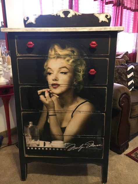 Dresser ideas Marilyn Monroe Bedroom, Marilyn Monroe Room, Marilyn Monroe Decor, Dresser Ideas, Decoupage Furniture, Funky Furniture, Funky Painted Furniture, Creative Furniture, Hand Painted Furniture