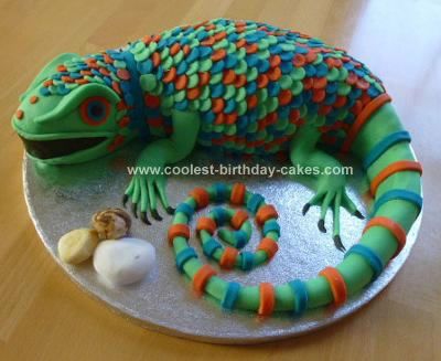 Homemade Lizard Cake: I made this lizard cake for a friend's little boy's 5th birthday. He is very into lizard's at the moment and really wanted a lizard cake. I always make Lizard Cake, Birthday Cake Inspiration, Hungry Caterpillar Cake, Nemo Birthday, Reptile Party, Diy Birthday Cake, Animal Cakes, Homemade Cake, Animal Cake