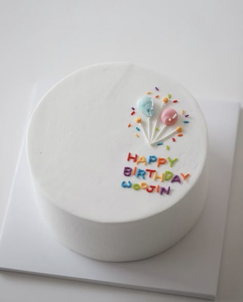 Chantilly Cake Decoration Birthdays, Simple Small Birthday Cake, Bento Cake Simple Design, Kue Ulang Tahun Korea, Minimalist Cake Birthday Simple, Cute Small Birthday Cakes, Minimal Cake Design Birthday, Minimalist Birthday Cake Men, Simple Cake Decorating For Men