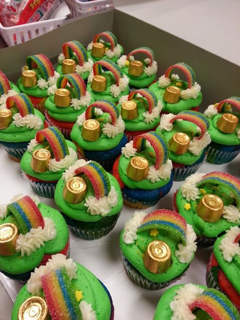 St Patricks Food, Hamburger Cupcakes, St Patrick Day Snacks, St Patricks Day Cakes, Irish Desserts, Savory Cakes, St Patrick Day Treats, St Patricks Day Crafts For Kids, St Patricks Day Food