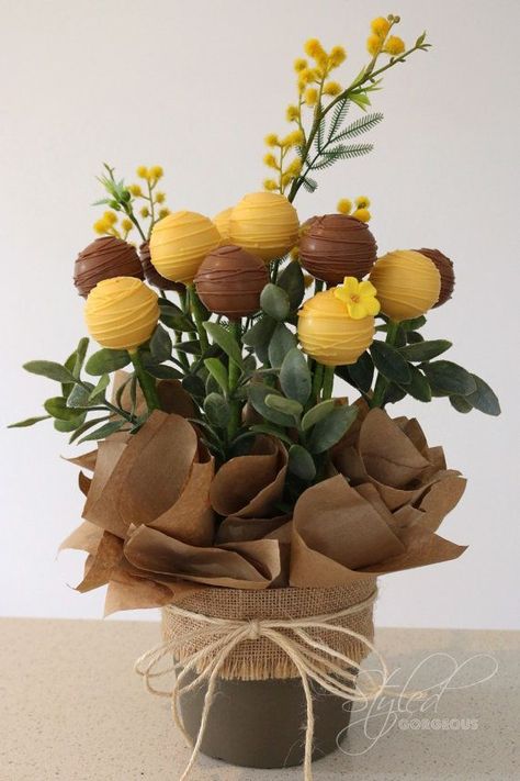 My kind of centerpiece. Yellow Cake Pops, Macaron Pistache, Flower Cake Pops, Cake Pop Bouquet, Party Decorations Graduation, Cake Pop Displays, Vintage Party Decorations, Edible Bouquets, Christmas Cake Pops