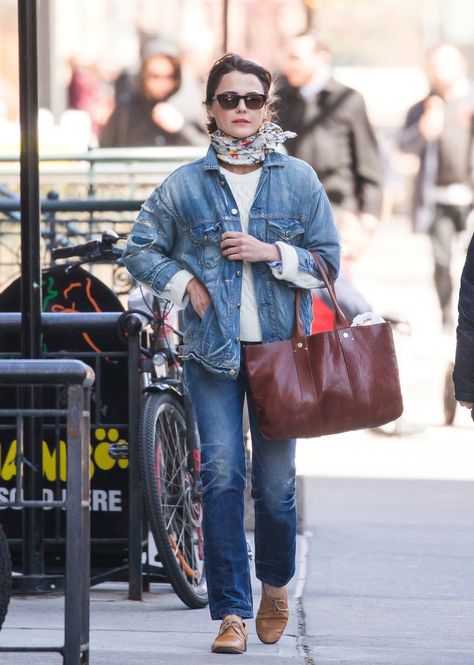 Keri Russell's Denim Jacket and Oxfords Kerri Russell, Keri Russell Style, Destroyed Denim Jacket, Jean Skirt Outfits, Style Parisienne, Jacket Outfit Women, Keri Russell, Destroyed Denim, Minimal Outfit