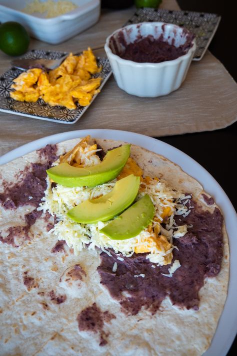 Baleadas are one of the most iconic Honduran street foods. They are full of flavor, easy to make, and highly customizable. Baleadas Honduras, Honduran Food, Honduras Food, Honduran Recipes, Guatemalan Recipes, Cafe Business, Fluffy Scrambled Eggs, Honduras Travel, Recipes Authentic