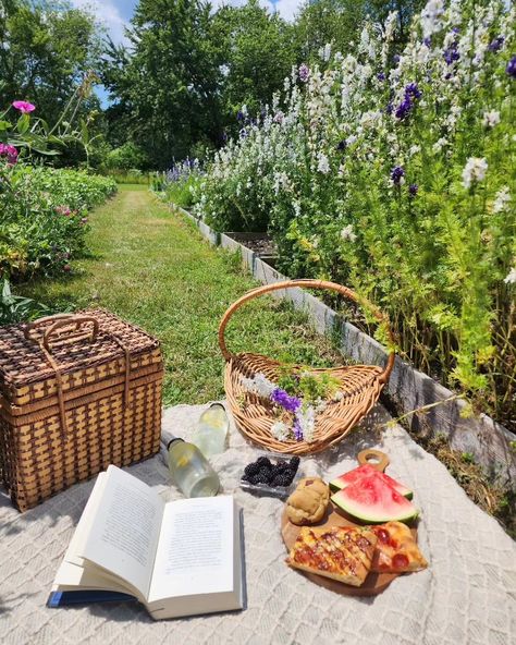 Picnic aesthetic Picnic Scene, Flowers Spring, Flower Farm, Flowers