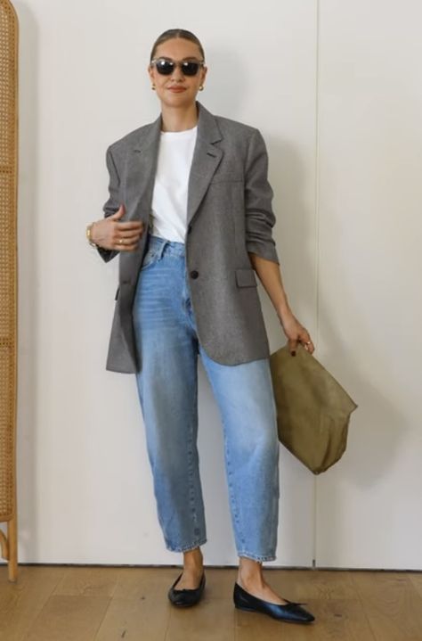 Grey Oversize Blazer Outfit, Grey Blazer And Jeans Outfit, Jean With Blazer Outfit, Charcoal Blazer Women Outfit, Grey Blazer Outfits For Women, Grey Blazer Women Outfit, Double Breasted Jacket Women, Gray Blazer Outfit, Gray Blazer Outfit Women