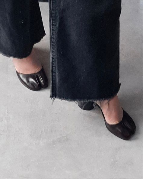 Vintage Oxblood Tabi Pumps Via Twitter : Yohyiyamatomato Tabi Pumps, Pumps Outfit, Good Morning Ladies, Tabi Boots, Heels Aesthetic, Tabi Shoes, Downtown Outfits, Kinds Of Shoes, Outfit Inspo Fall