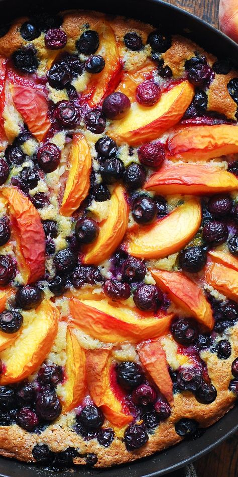 Blueberry and Peach Sour Cream Cake in a cast-iron skillet Blueberry Skillet, Peach Dessert, Skillet Cake, Infused Sugar, Peach Dessert Recipes, Peach Blueberry, Sugar Recipes, Sour Cream Cake, Baking Inspiration