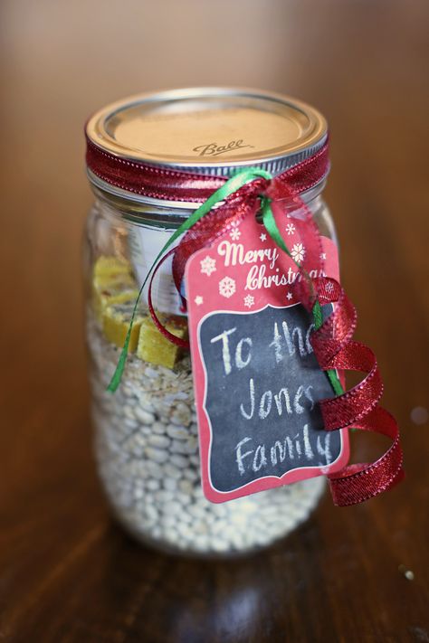 Instead of ANOTHER sweet at the holidays, this gift means the recipient can have dinner in the crockpot in about three minutes. It'll be the best neighbor gift they get all year. Chili In A Jar, Mason Jar Gifts Recipes, Mason Jar Soup, White Chicken Chili Recipe Crockpot, Chili Crockpot, Chocolate Chip Granola Bars, Crockpot White Chicken Chili, Soup In A Jar, Loving Parents