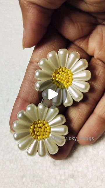 Pearl Accessories, Sunflower Earrings, Instagram Diy, Yellow Earrings, Earring Tutorial, Summer Earring, Diy Rings, Beaded Brooch, Flower Jewellery