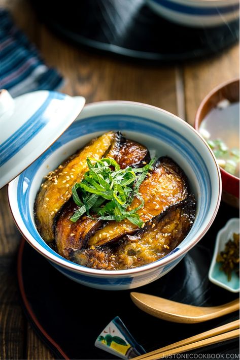 Japanese Comfort Food, Vegetarian Japanese Food, Japanese Healthy Food, Vegan Rice Bowl, Yakimeshi Recipe, Sliced Eggplant, Glazed Eggplant, Japanese Vegan, Sweet Soy Sauce